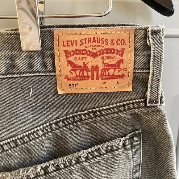 Levi 501 Women's  Distressed Denim Black Shorts Sz 32 - Picture 3 of 8